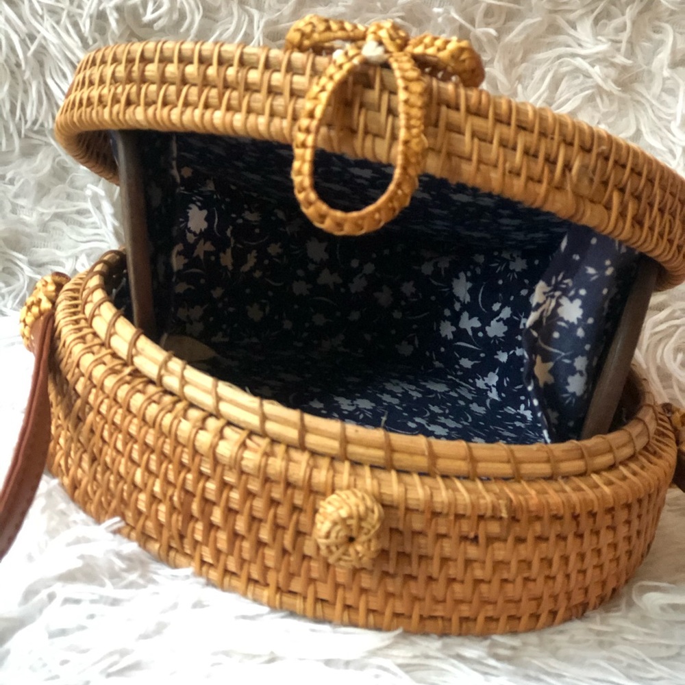 Handwoven Round Rattan/Straw Bag - Picture 5 of 8
